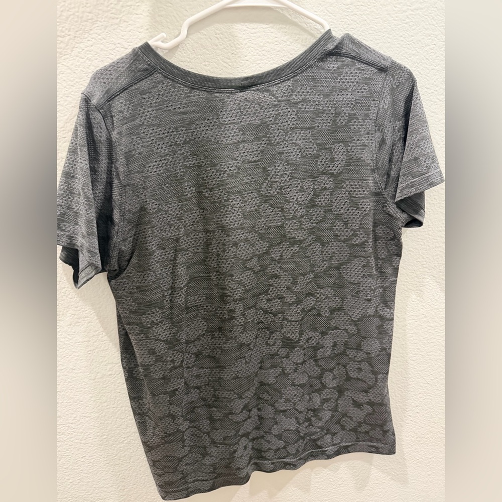 Lululemon Athletica Charcoal Patterned Short Sleeve Top size 10 - Picture 2 of 4